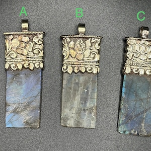 Flat labradorite pendant with tibetan silver (0113), Handcrafted, Himalayan Jewelry, Nepal
