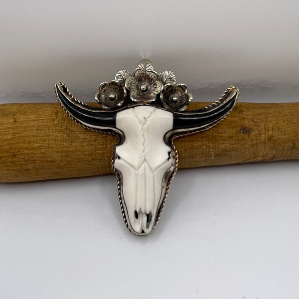 Grand pendentif tête de taureau en os sculpté à la main avec argent tibétain (0080)