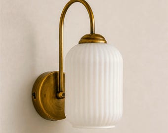 Vintage geïnspireerde witte glazen wandlamp, wandarmatuur, mid-century moderne wandlamp, wandlamp met verouderde messing coating, glazen wandlamp