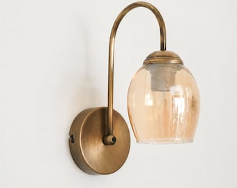 Vintage messing wandlamp, wandlamp met amberkleurig glas, badkamerlamp in mid-century modern stijl, nachtlampje, halverlichting