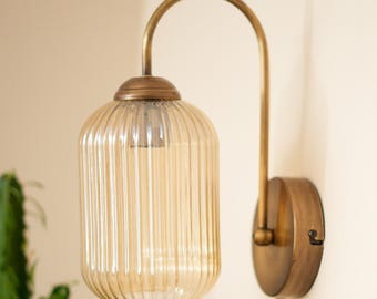 Vintage geïnspireerde wandlamp van amberkleurig glas, wandarmatuur, mid-century moderne wandlamp, wandlamp met verouderde messing coating, glazen wandlamp
