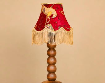 Victoriaanse lamp, tafellamp met rode paardenfranjes, lampenkap in vintage stijl, houten lamp in vintage stijl, maximalistische boho-woondecoratie