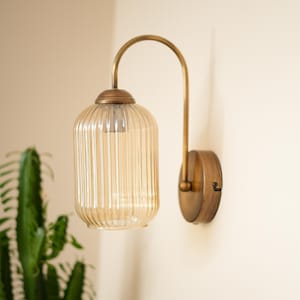 Aplique de pared de cristal ámbar de inspiración vintage, lámpara de pared moderna de mediados de siglo, aplique con revestimiento de latón envejecido, lámpara de pared de cristal