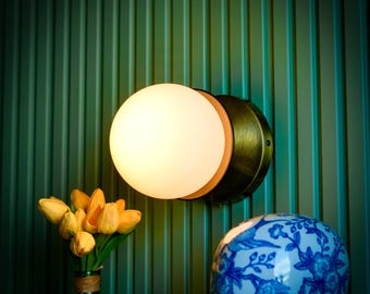 Moderne Messing Wandleuchte mit weißer Kugel | Mid Century Modern Leuchte | Minimalistische Badezimmer Eitelkeitsbeleuchtung | Schlafzimmer Flur Lampe