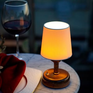 Lampe de table d'inspiration vintage, lampe de table LED sans fil, lampe rétro à piles, lampe de banquier nostalgique, lampe de restaurant sans fil image 1