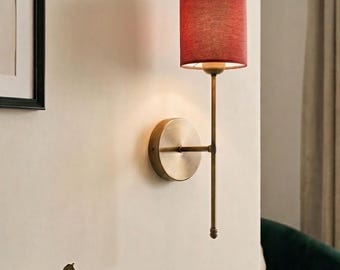 Vintage messing wandlamp, wandlamp met rode linnen kap, verlichting in mid-century modern stijl, nachtlampje voor de slaapkamer, handgemaakte wandlamp