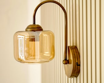 Amberkleurige glazen wandlamp, antieke messing wandarmatuur, industriële wandlamp, minimalistische halverlichting, wandlamp met verouderde messing coating, glazen wandlamp