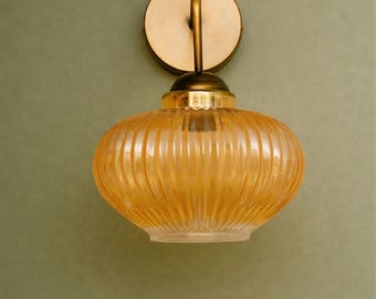 Moderne wandkandelaar uit het midden van de eeuw, wandlamp amberkleurig glas, vintage koperen lamp, lamp nachtkastje slaapkamer, badkamermeubel