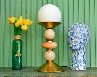 Lámpara de mesa globo de mediados de siglo, lámpara artesanal de madera y mármol, lámpara globo retro moderna para dormitorio, lámpara con acabado en madera natural y latón
