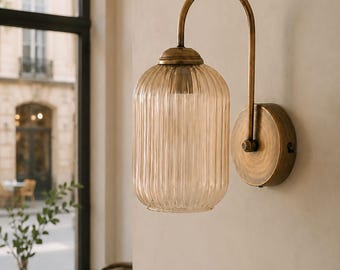 Vintage geïnspireerde wandlamp van amberkleurig glas, wandarmatuur, mid-century moderne wandlamp, wandlamp met verouderde messing coating, glazen wandlamp