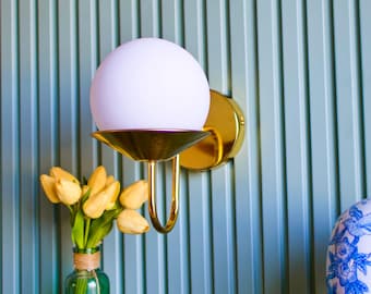 Moderne goldfarbene Wandleuchte mit weißer Kugel | Mid Century Modern Leuchte | Minimalistische Badezimmer Eitelkeitsbeleuchtung | Schlafzimmer Flur Lampe