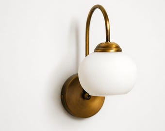 Vintage wandlamp van melkglas, messing wandlamp in mid-century modern stijl, badkamerlamp van wit glas, nachtlampje