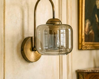 Vintage messing wandlamp met kap van gerookt glas, verlichting voor hotelgangen, wandlamp in mid-century modern stijl, nachtlampje, hotellamp