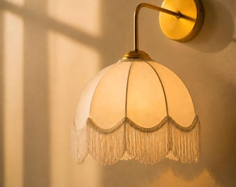 Vintage wandkandelaar met franje, geschulpte stoffen koepelwandlamp, antiek gouden bedlampje, Franse landverlichting, fluwelen wandkandelaar