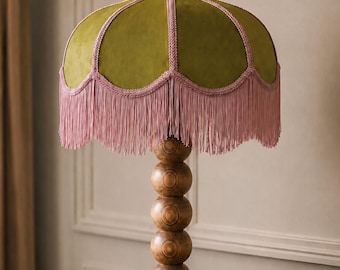 Vintage fluwelen lampenkap, olijfgroen-roze boho nachtlampje, handgedraaide houten lampvoet, mid-century moderne tafellamp met franjes