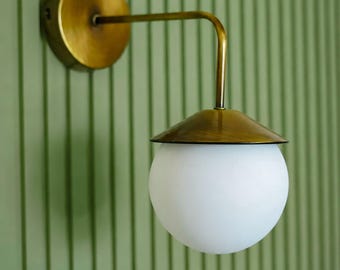 Vintage geïnspireerde witte glazen wandlamp, messing wandarmatuur, mid-century moderne wandlamp, wandlamp met verouderde messing coating, glazen wandlamp