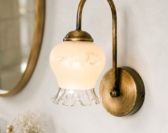 Vintage messing wandlamp met geëtste matglazen kap, Victoriaanse badkamerlamp, antieke nachtlamp