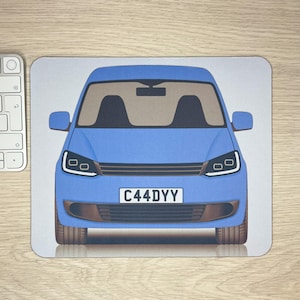 Puede incluir: Un coche azul con una parrilla y faros negros. El coche tiene una matrícula que dice "C44DYY".