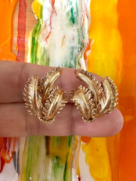 Leaf motif earring