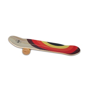 Pode incluir: Um skate com um design retr&ocirc; com uma s&eacute;rie de listras curvas coloridas em vermelho, laranja, amarelo e preto. A prancha tem um padr&atilde;o de gr&atilde;o de madeira clara na parte superior e um pequeno rolo de madeira por baixo. A marca "TWCE" est&aacute; impressa na parte superior.