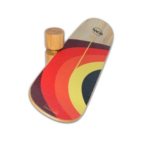 Pode incluir: Uma prancha de equil&iacute;brio de madeira com um design retr&ocirc; de arco-&iacute;ris em vermelho, laranja e amarelo. A prancha tem formato curvo e superf&iacute;cie antiderrapante. O texto "ECML" &eacute; vis&iacute;vel. Um cilindro de equil&iacute;brio de madeira est&aacute; atr&aacute;s.