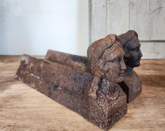 Coppia di alari antichi in ghisa, stile rustico da camino, con cani, decorazione per il focolare in stile country francese, con pesante patina di ruggine, stile rustico da fattoria.