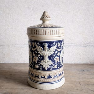 Tarro de tabaco de mediados de siglo • Humidor de cerámica con tapa • Relieve ornamentado en azul y marfil • Decoración bohemia