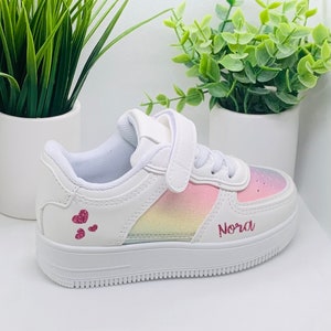 Gepersonaliseerde regenboogsneakers afbeelding 1