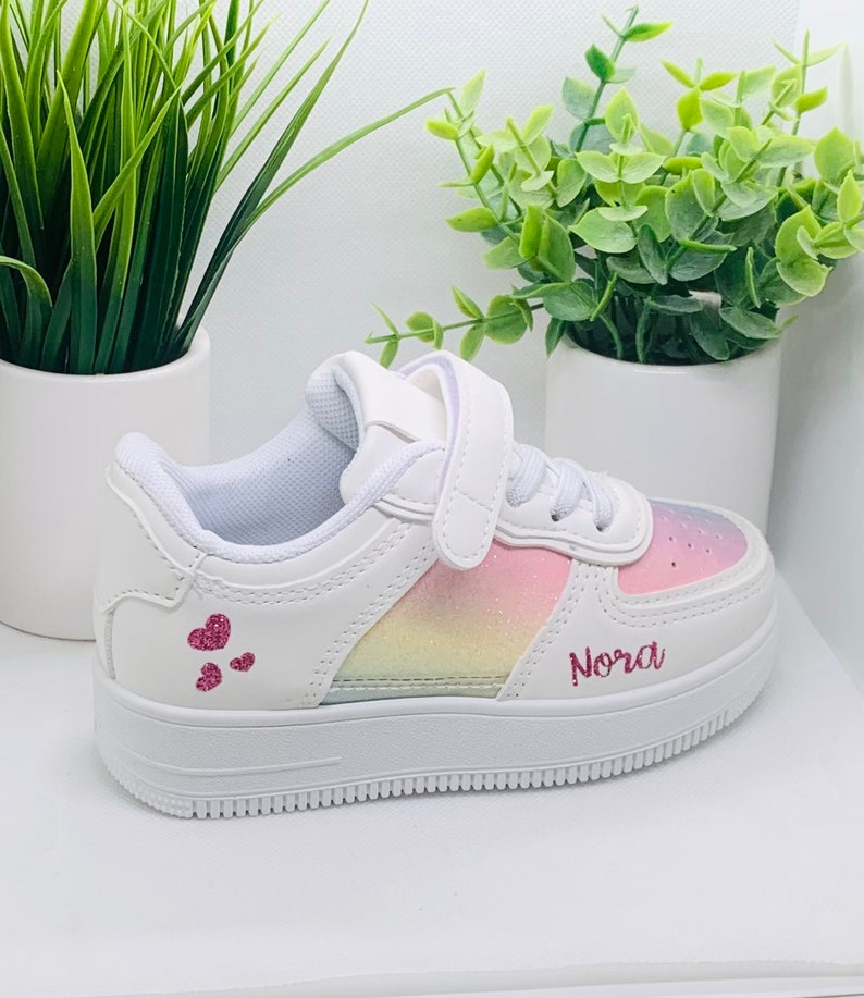 Gepersonaliseerde regenboogsneakers afbeelding 1