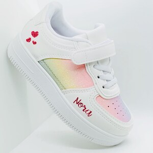 Gepersonaliseerde regenboogsneakers afbeelding 2