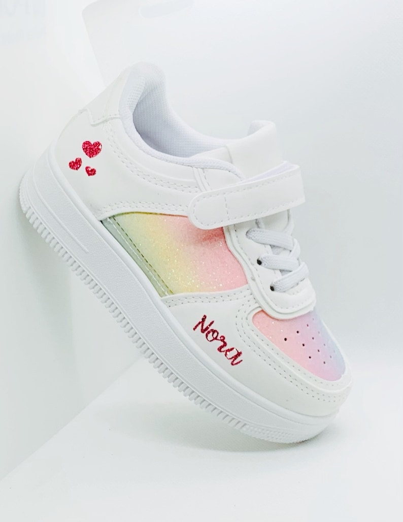 Gepersonaliseerde regenboogsneakers afbeelding 2