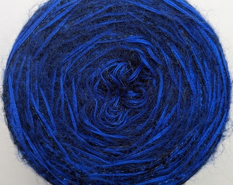 Garnknäuel aus Baumwolle/Acryl und Merino/Mohair. 4-fädiges Garn. Flauschiges Garnknäuel. Zum Häkeln und Stricken.