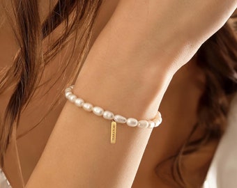 Stretch Freshwater Pearl Bracelet: Beaded Minimalist Style