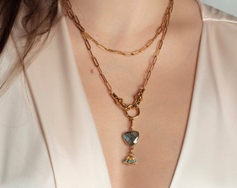 Collar con colgante de labradorita bañado en oro: cadena con clip antideslustre