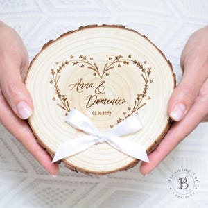 Portafedi in legno con cuore | Porta fedi nuziali | BloomingLab | Portafedi in legno con incisione personalizzata