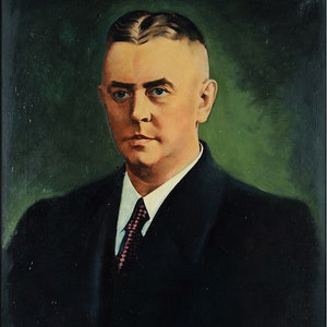 Könnte beinhalten: Ein Porträtgemälde eines Mannes in einem dunklen Anzug und einer Krawatte. Er hat kurze, dunkle Haare und einen ernsten Ausdruck. Der Hintergrund ist dunkelgrün.