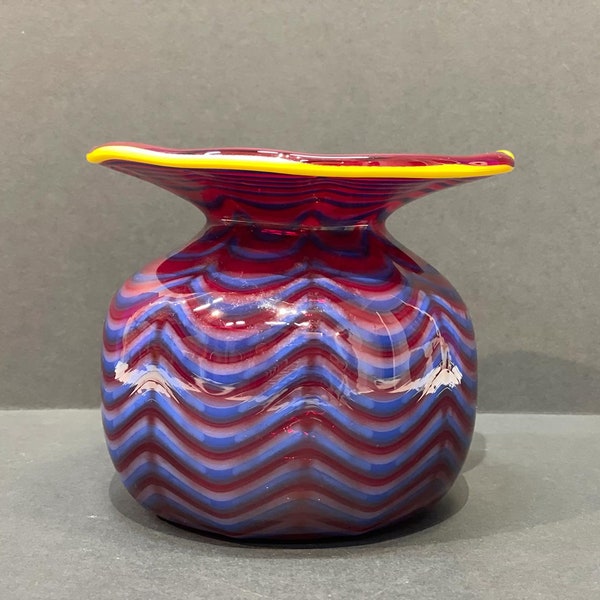 sehr schöne rotviolette Studiovase von Erwin Eisch mit wellenförmigen blauweißen Muster, signiert, 1980er Jahre