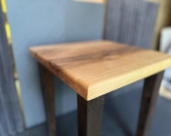 Beistelltisch aus Nussbaumholz - Viereckig, verjüngte Beine, Naturöl-Finish