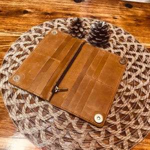 Cartera de cuero auténtico hecha a mano con cierres magnéticos, monedero Dark Academia y 13 ranuras para tarjetas como regalo perfecto para cualquier ocasión.
