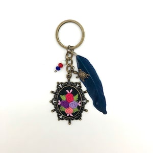かぎ針編みの花束とタートルキーチェーン - 彼女への手作りジュエリーギフト、母の日やバレンタインデーのギフトに刺繍ジュエリー！
