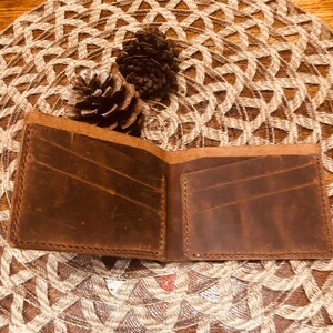 Minimalistisches Leder-Geschenk für Mann, Mittelbraune Handgemachte Leder-Geldbörse mit 7 Kartenfächern, Vatertagsgeschenk, Weihnachtsgeschenk für Mann.