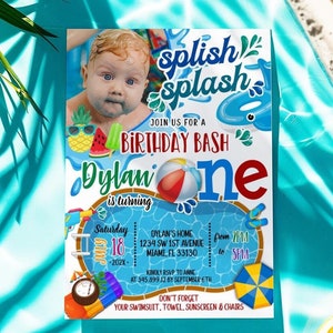 Puede incluir: Una invitaci&oacute;n de cumplea&ntilde;os azul y amarilla con una foto de un beb&eacute;. La invitaci&oacute;n dice "Splish Splash &Uacute;nase a nosotros para una fiesta de cumplea&ntilde;os Dylan cumple un a&ntilde;o".