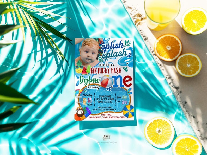 Puede incluir: Una invitaci&oacute;n de cumplea&ntilde;os azul y amarilla con una foto de un beb&eacute;. La invitaci&oacute;n dice "Splish Splash &Uacute;nase a nosotros para una fiesta de cumplea&ntilde;os Dylan cumple un a&ntilde;o".