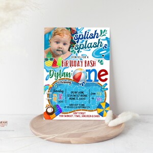 Puede incluir: Una invitaci&oacute;n de fiesta de cumplea&ntilde;os azul y blanca con tem&aacute;tica de piscina. La invitaci&oacute;n presenta una foto de un beb&eacute;, un flotador de piscina y el texto "Splish Splash Join us for a Birthday Bash Dylan is turning one".