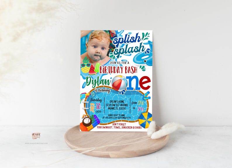 Puede incluir: Una invitaci&oacute;n de fiesta de cumplea&ntilde;os azul y blanca con tem&aacute;tica de piscina. La invitaci&oacute;n presenta una foto de un beb&eacute;, un flotador de piscina y el texto "Splish Splash Join us for a Birthday Bash Dylan is turning one".