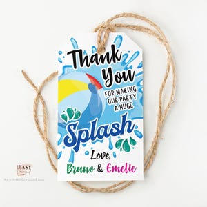 Puede incluir: Etiqueta de agradecimiento con un gr&aacute;fico de pelota de playa azul y amarilla y el texto "Gracias por hacer de nuestra fiesta una gran salpicadura. Con cari&ntilde;o, Bruno y Emelie".