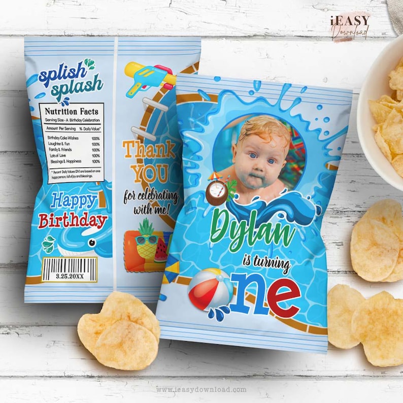 Puede incluir: Bolsa de chips azul y amarilla con tem&aacute;tica de fiesta en la piscina. La bolsa presenta una foto de un beb&eacute;, el texto "Dylan cumple un a&ntilde;o", y una piscina con un trampol&iacute;n. La bolsa tambi&eacute;n incluye una etiqueta de informaci&oacute;n nutricional con el texto "splish splash".