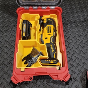 Könnte beinhalten: Ein rotes und gelbes DeWalt Oszillier-Multitool-Kit. Das Kit enthält ein schwarz-gelbes Multitool, einen Akku und eine Klinge. Das Kit ist in einem roten Kunststoffkoffer mit einem transparenten Deckel untergebracht.
