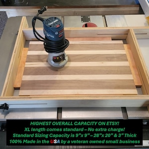 Puede incluir: Un jig de enrutador de madera con una broca de enrutador unida a una tabla de madera. El jig está diseñado para cortar madera a un tamaño específico. El texto en el jig dice "HIGHEST OVERALL CAPACITY ON ETSY! XL length comes standard - No extra charge! Standard Sizing Capacity is 9"x 9"-28"x 20" & 3" Thick 100% Made in the USA by a veteran owned small business".