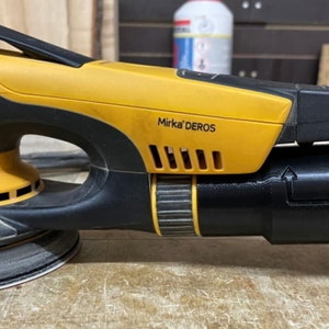 Könnte beinhalten: Ein gelber und schwarzer elektrischer Schleifer mit einem Staubabsaugschlauch. Der Schleifer trägt ein Mirka DEROS-Label und ein Festool Cleantec-Label.